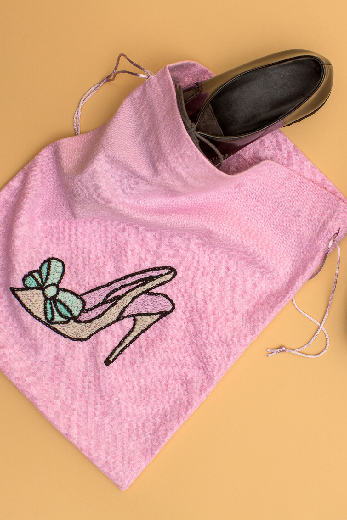 Genähter und bestickter Schuhbeutel – Accessoires