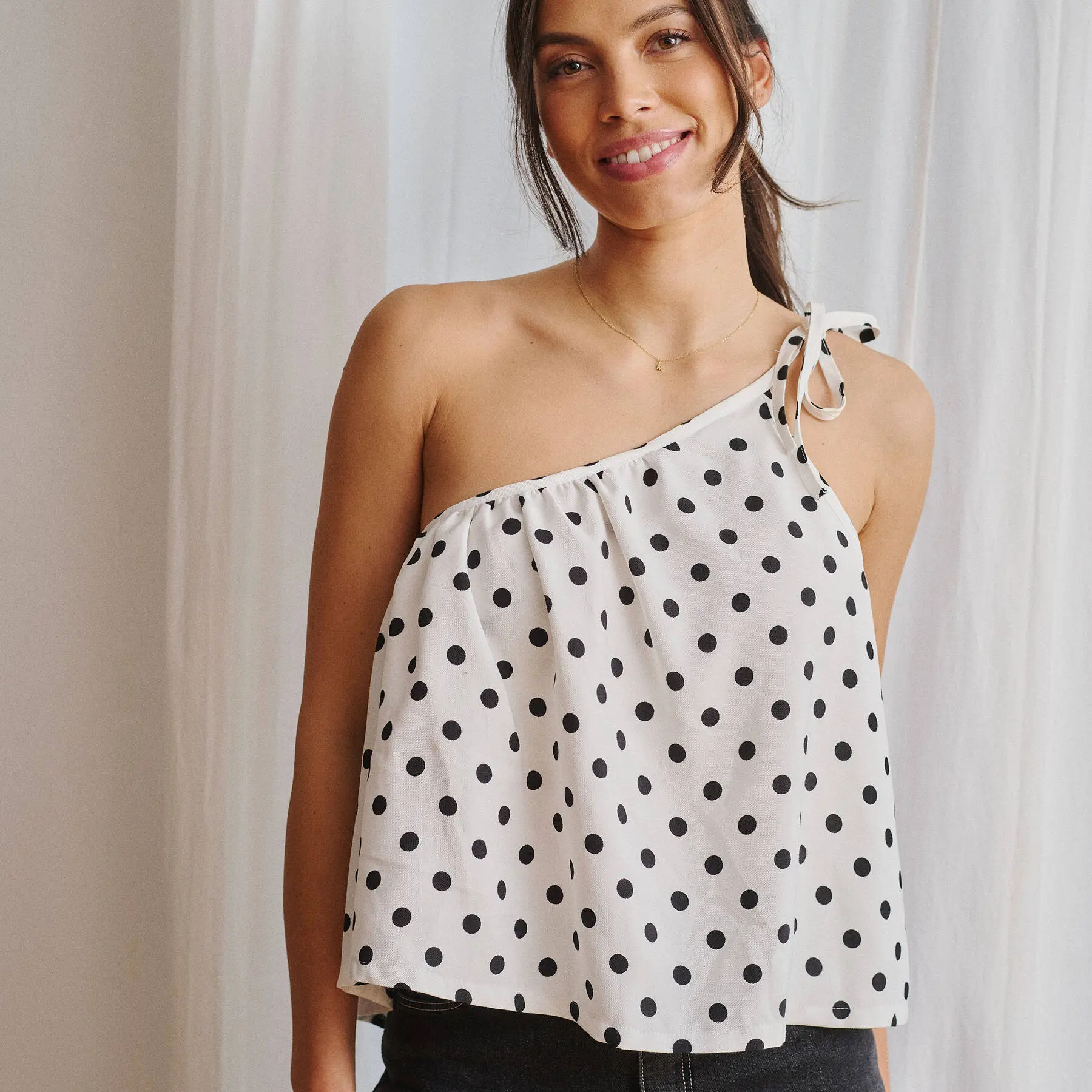 Sunniva oneshoulder top