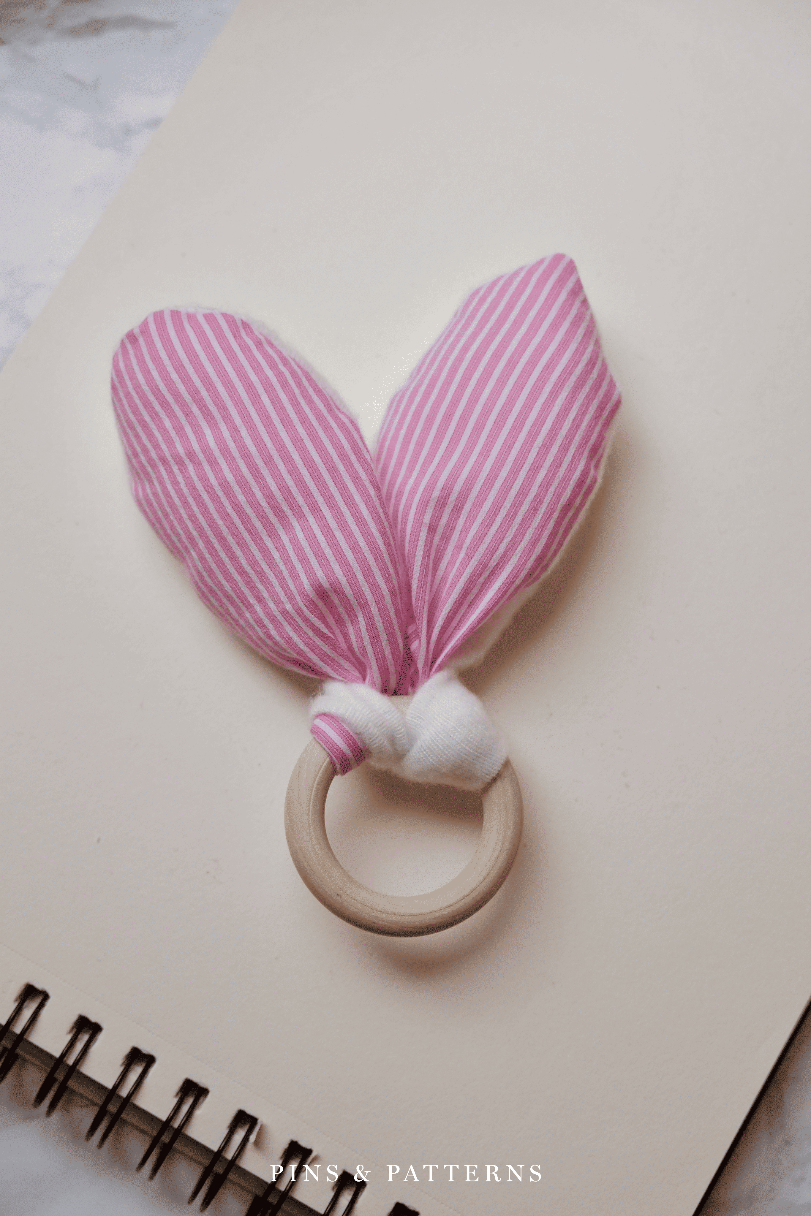 Grijpring met konijnenoren – Babykleding