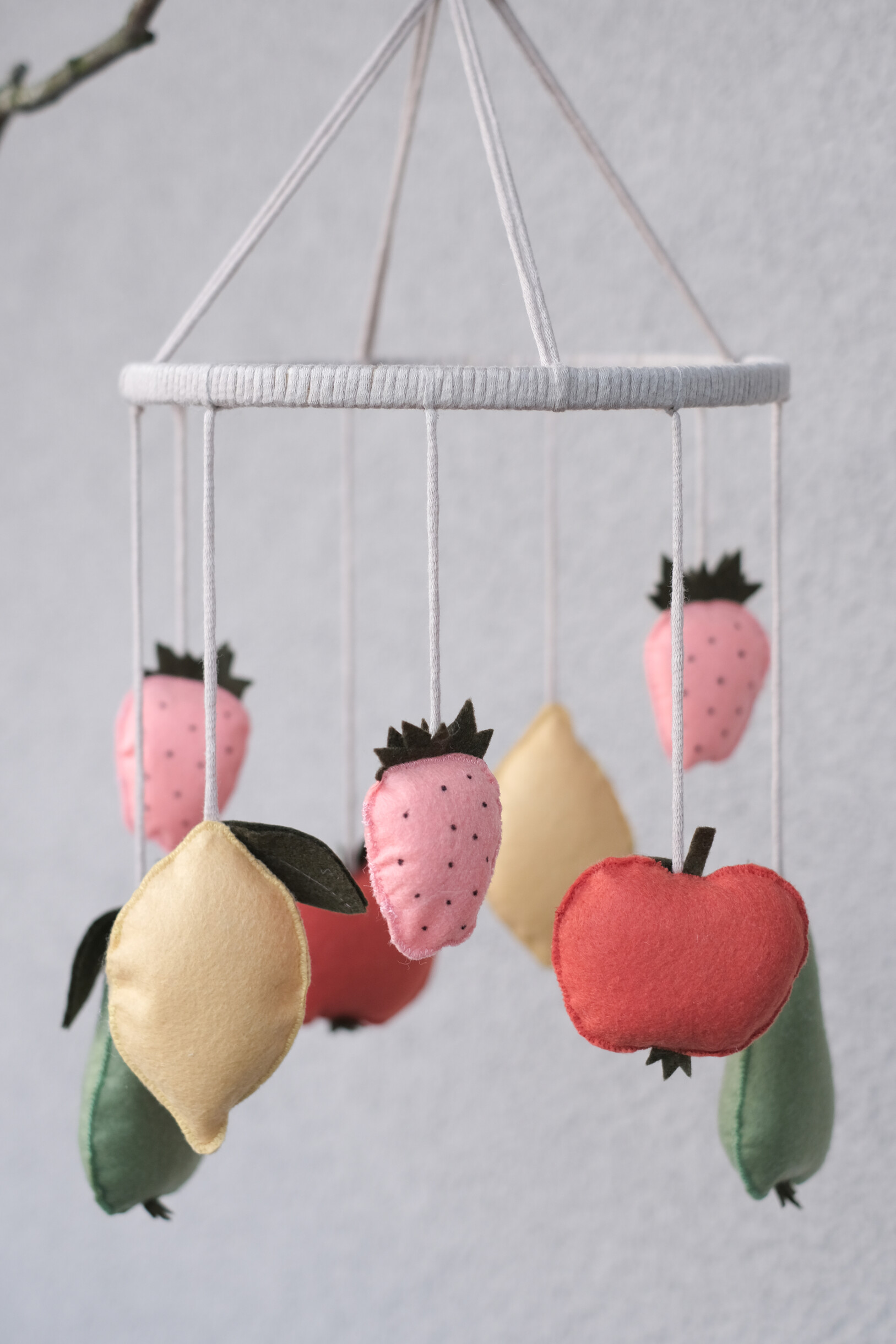 Mobile MIT Filzfrüchten selber basteln – Home Decor