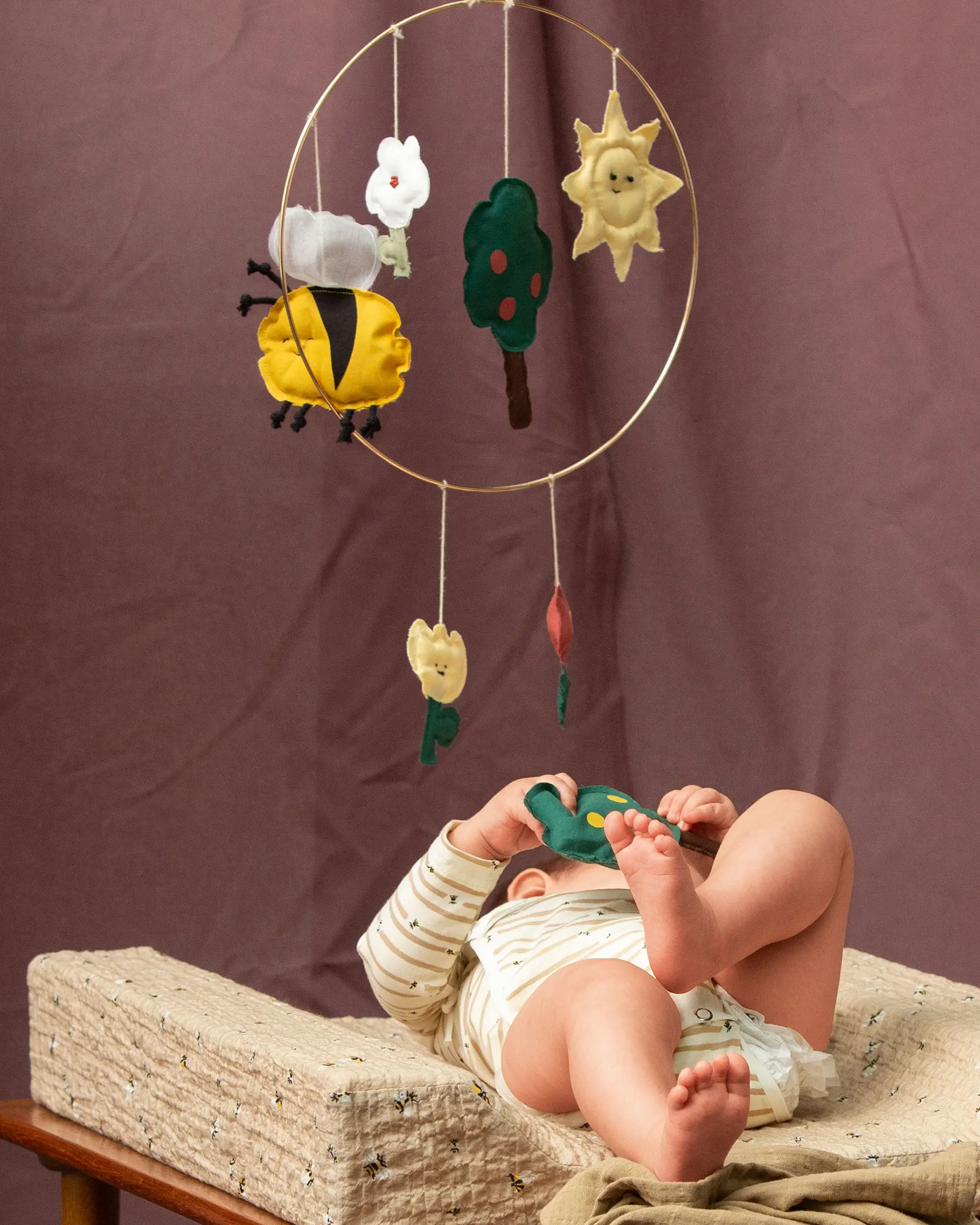 DIY project mobiel met bloemen en bijen