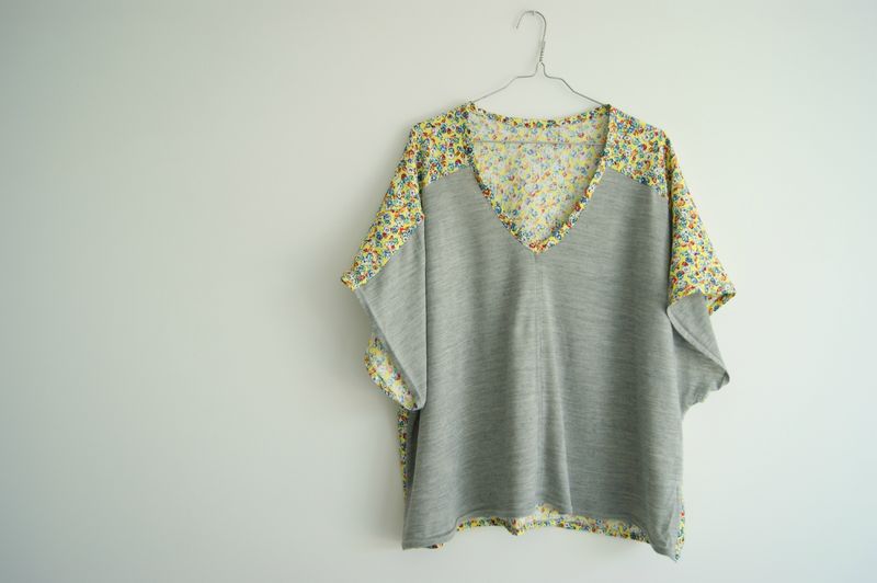 De tweekleurige kimono blouse