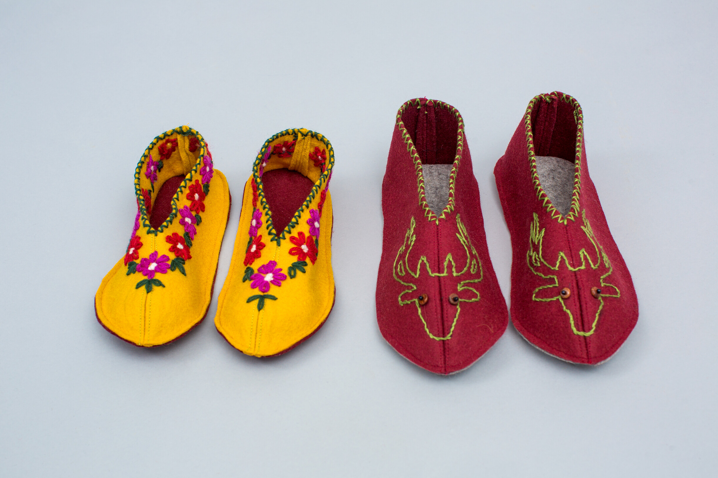 Bestickte Filzhausschuhe – Accessoires