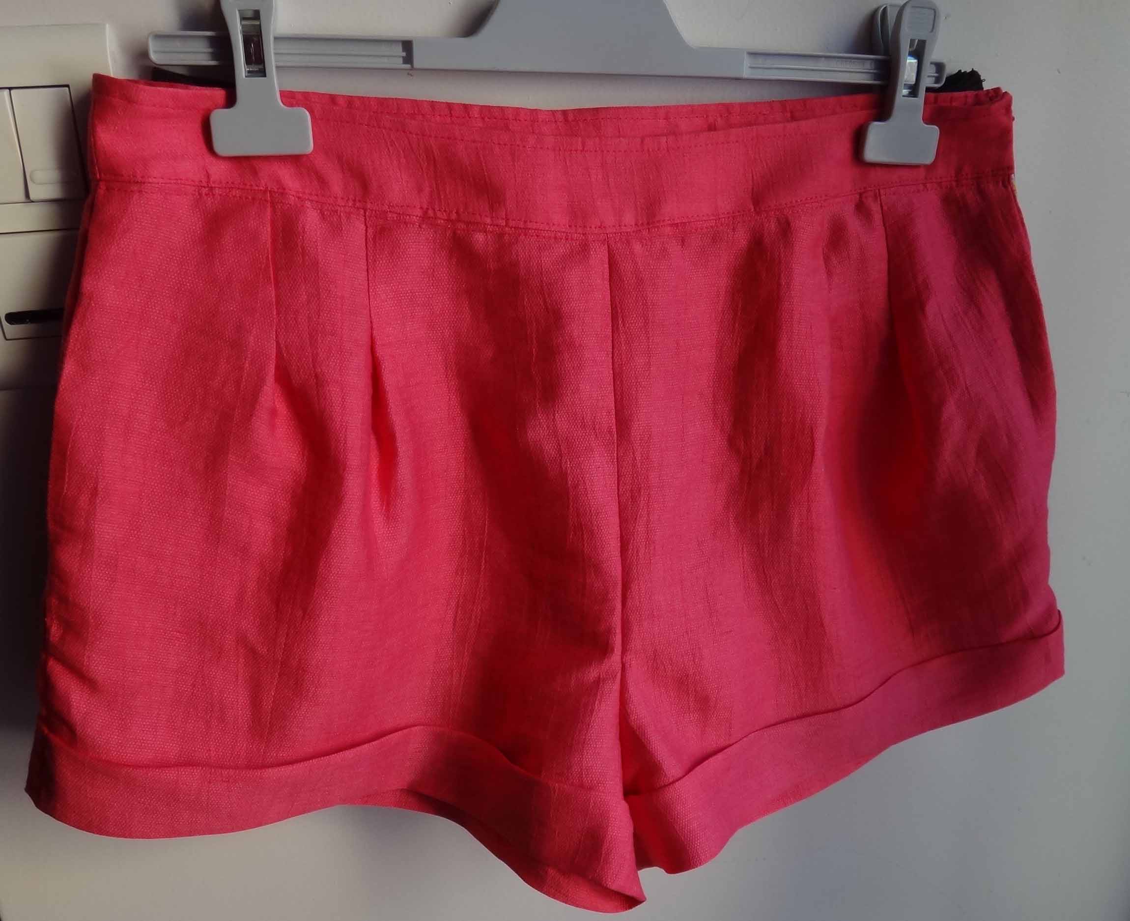korte broek met plooien en omslagen