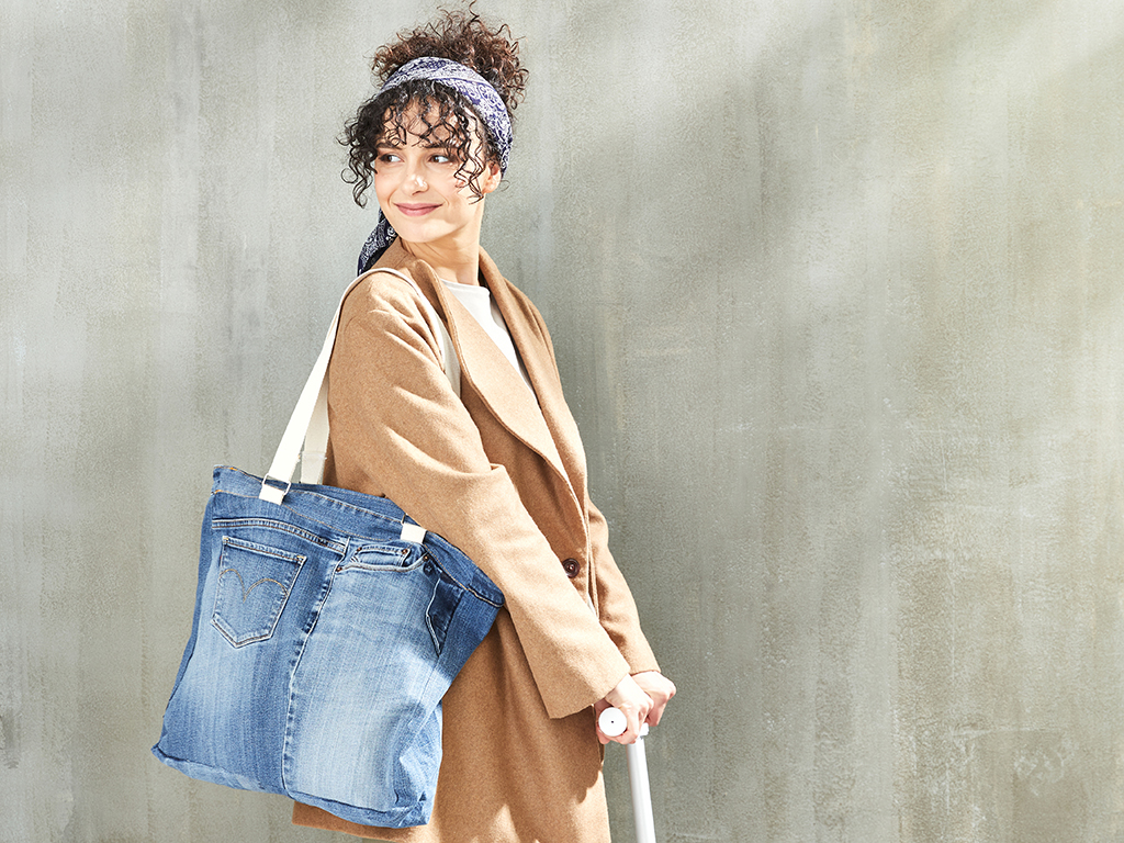 Gerecyclede denim draagtas