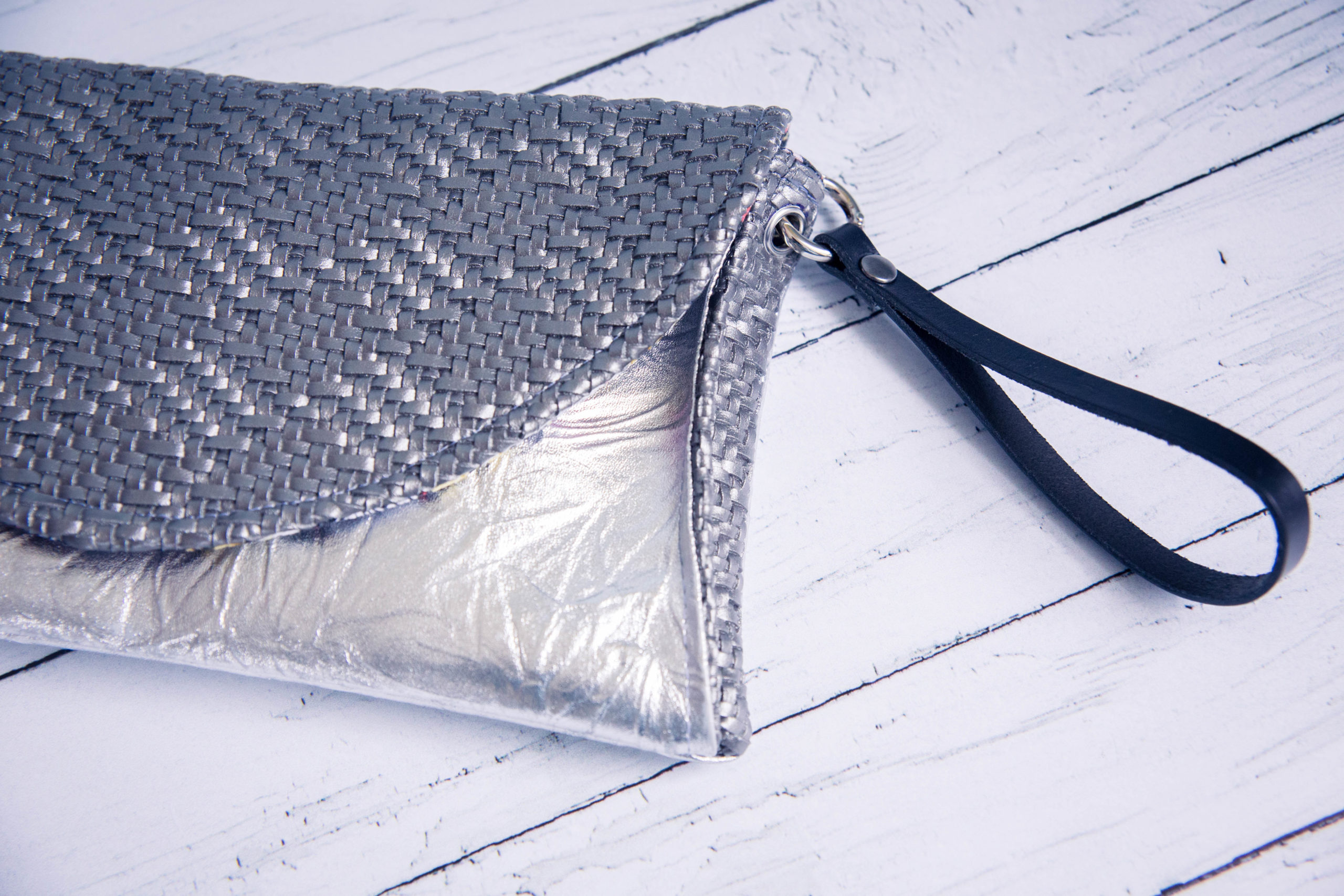 Créer une dragonne additionnelle pour votre pochette de soirée