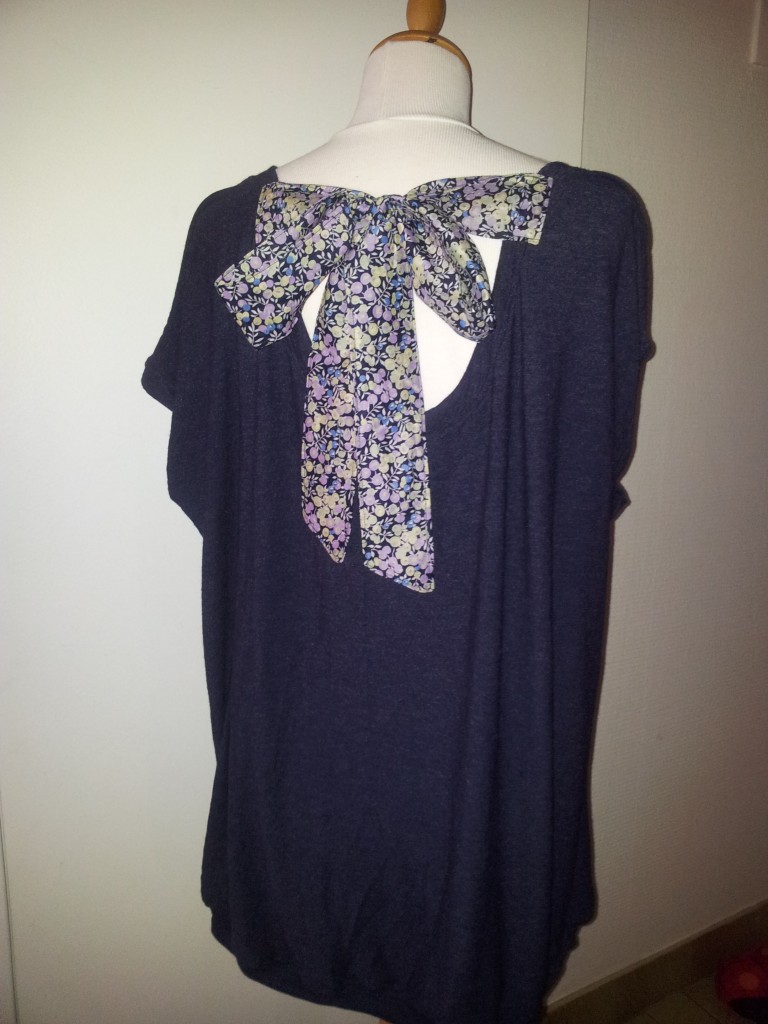 t-shirt met stropdas aan de achterkant