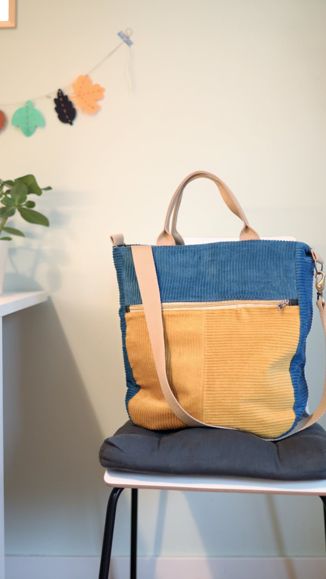 Naai de Courtney-tas in corduroy